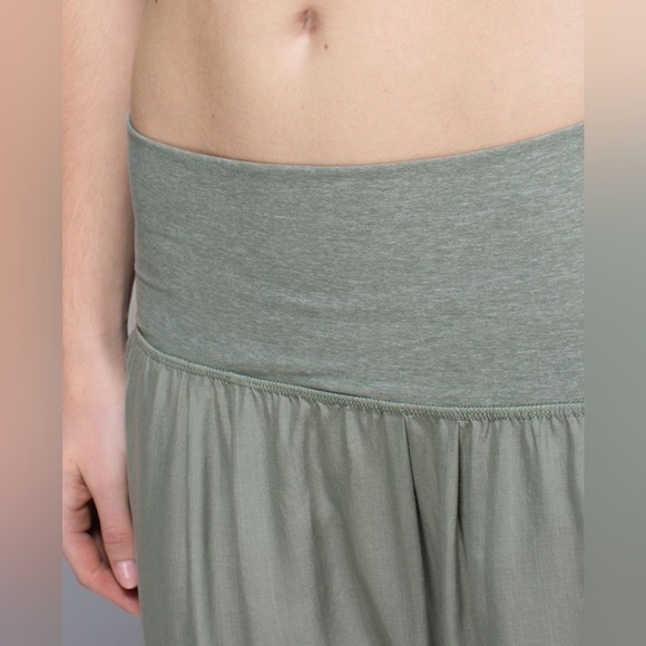 Lululemon Post  Power Crop
Earl Grey / Heathered Earl Grey - Picture 3 of 10